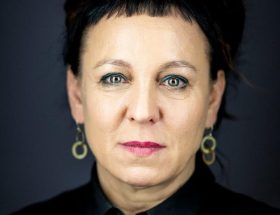Olga Tokarczuk – metryka [wiek, wzrost, mąż i dzieci, pochodzenie, rodzina, życiorys]
