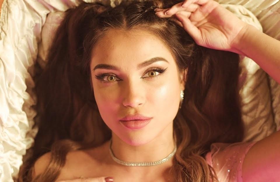 Natalia Karczmarczyk (Natsu) w dynamicznej pozie, symbolizującej jej karierę influencerki, z elementami nawiązującymi do walki w High League, YouTube i TikToka.