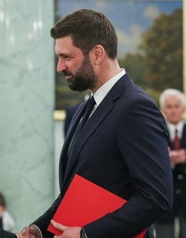 Rodzinne zdjęcie Nikodema Rachonia z żoną Katarzyną i trójką dzieci, przedstawiające ich w ciepłej, domowej atmosferze.