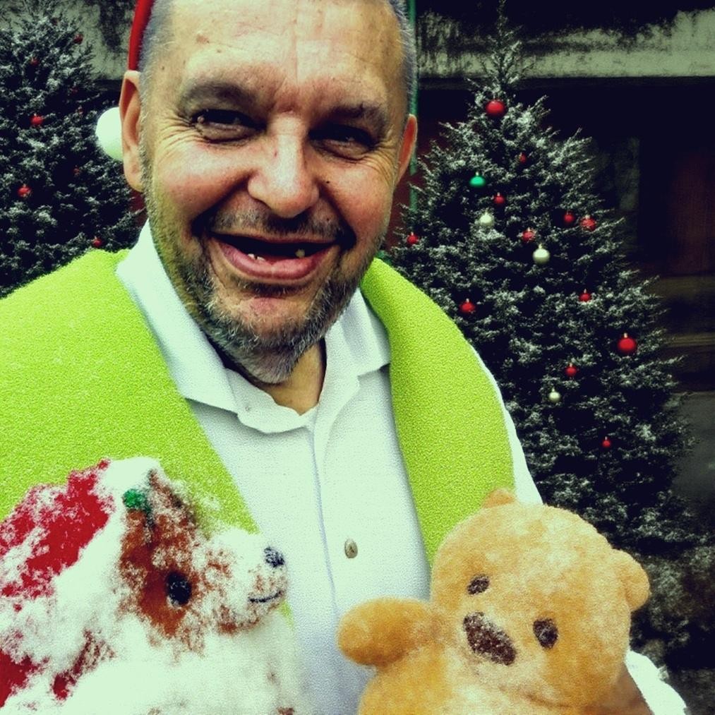 Zewnętrzny widok na dom Krzysztofa Kononowicza przy ulicy Szkolnej 17 w Białymstoku, ukazujący jego skromny wygląd i otoczenie, które stało się ikoniczne dla Uniwersum Szkolna 17.