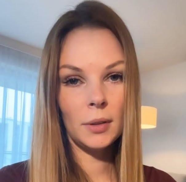 Alt: Małgorzata Tomaszewska w swobodnym ujęciu, odzwierciedlającym jej aktywność w mediach społecznościowych i bliski kontakt z fanami.
