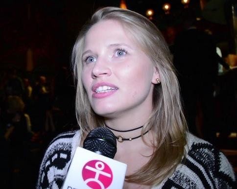 Natalia Rybicka w dynamicznej pozie tanecznej, prezentująca swoje umiejętności w Disco Dance Freestyle, z rozmytym tłem sceny lub studia.