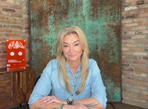 Martyna Wojciechowska z córką Marią, uśmiechnięte, w ciepłej, rodzinnej atmosferze, ukazujące ich bliską więź.