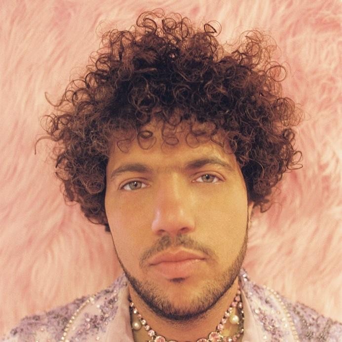 Benny Blanco i Selena Gomez razem, uśmiechnięci, w naturalnej, czułej pozie, odzwierciedlającej ich związek.