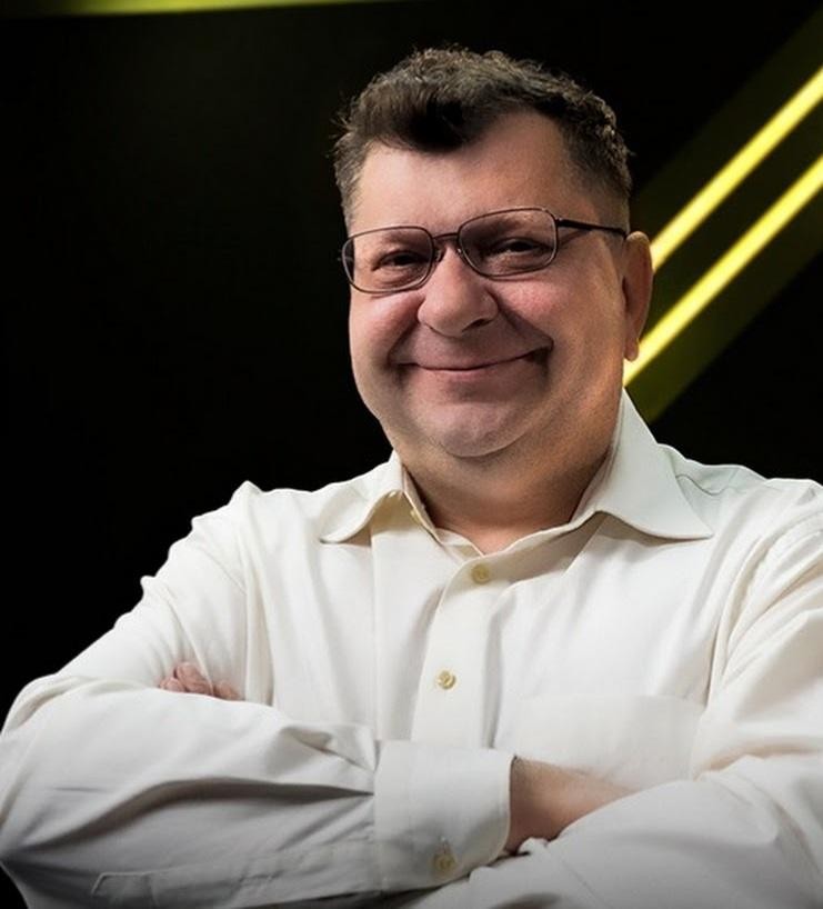 Zbigniew Stonoga podczas aktywności w mediach społecznościowych, oddający jego wpływ i popularność online.