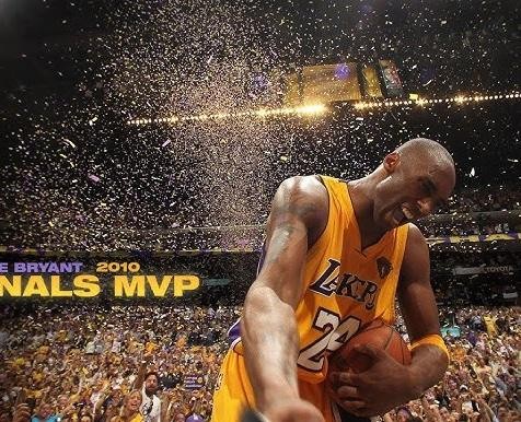 Kobe Bryant w akcji na boisku, dryblujący piłkę w koszulce Los Angeles Lakers, ukazujący jego intensywność i atletyzm.