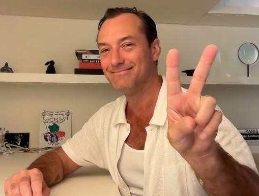 Jude Law w otoczeniu dzieci, ukazujący ciepło i serdeczność w rodzinnym gronie.