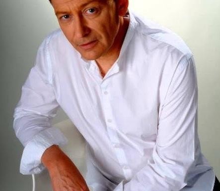 Jacek Borkowski w domowym zaciszu, np. podczas gotowania lub spędzania czasu z rodziną, ukazujący jego zaangażowanie w życie prywatne.