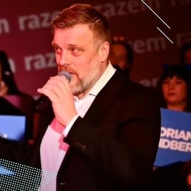 Historyczne zdjęcie przedstawiające babkę Adriana Zandberga, Krystynę Rodziewicz, jako łączniczkę podczas Powstania Warszawskiego.