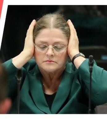 Karykatura Krystyny Pawłowicz w trakcie ekspresyjnego wystąpienia publicznego, podkreślająca jej kontrowersyjny wizerunek.