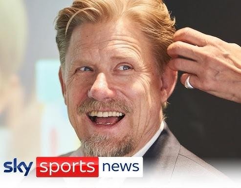 Peter Schmeichel jako komentator sportowy, z uśmiechem, w swobodnej pozie, prezentujący swoją charyzmę.