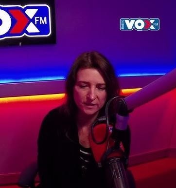 Renata Dąbkowska w rodzinnej miejscowości Żebry-Laskowiec, symbolizująca jej związek z korzeniami.