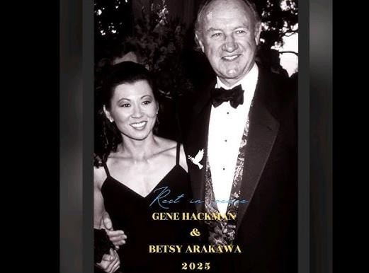 Betsy Arakawa grająca na pianinie w swoim domu w Santa Fe, podkreślająca jej zaangażowanie jako pianistki.