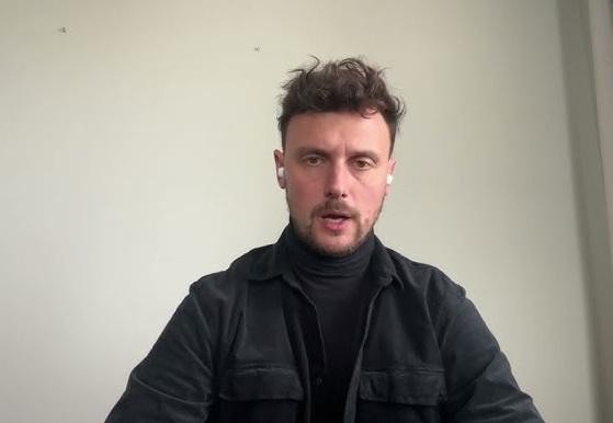 Neurochirurg Łukasz Grabarczyk podczas operacji, skupiony na pracy w nowoczesnej sali operacyjnej.