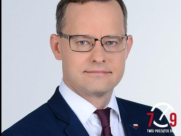 Symboliczne przedstawienie kontrowersji wokół immunitetu poselskiego i Funduszu Sprawiedliwości.
