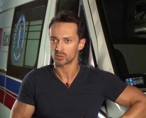 Rafał Cieszyński z żoną Alżbetą Lenską i dziećmi, Zofią i Antonim, w ciepłej, rodzinnej scenerii.