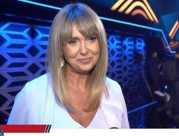Ewa Wachowicz na szczycie góry, symbolizująca jej pasję do wspinaczki górskiej i determinację w zdobywaniu 