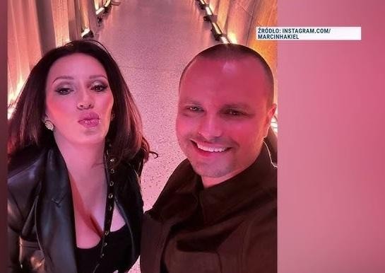 Marcin Hakiel w swobodnej, rodzinnej atmosferze, ukazujący jego życie prywatne i rolę ojca.