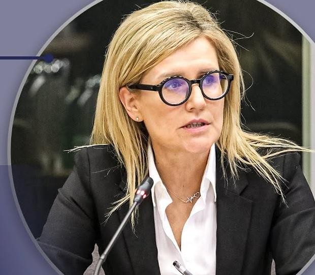 Ewa Wrzosek przemawiająca na konferencji prasowej, z mikrofonem, wyrażająca determinację w walce o praworządność i niezależność prokuratury.