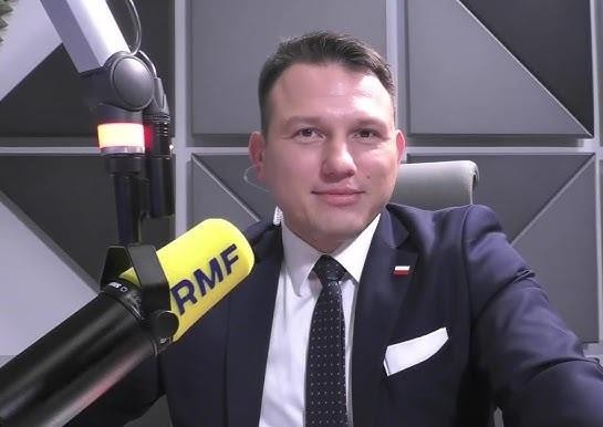 Sławomir Mentzen podczas wiecu politycznego, przemawiający do zgromadzonego tłumu.
