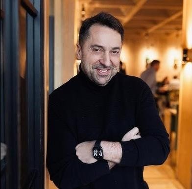 Marcin Miller w spokojnej, domowej atmosferze w Ełku, zamyślony i zrelaksowany.