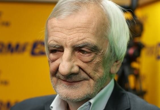 Ryszard Terlecki podczas debaty publicznej lub wystąpienia politycznego, z gestykulacją, w sali plenarnej lub na konferencji prasowej.