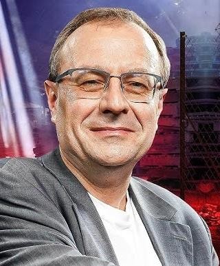 Antoni Dudek podczas wykładu lub wystąpienia medialnego, dynamicznie opowiadający o historii Polski.