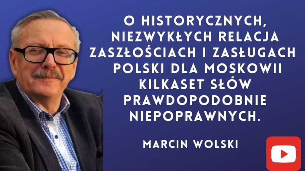 Ilustracja symbolizująca wszechstronną karierę Marcina Wolskiego, łącząca elementy radia, książek i podróży.