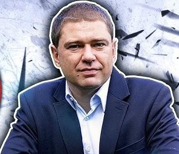 Piotr Szumlewicz przemawiający na wiecu lub debacie, z widocznymi emocjami i gestykulacją.