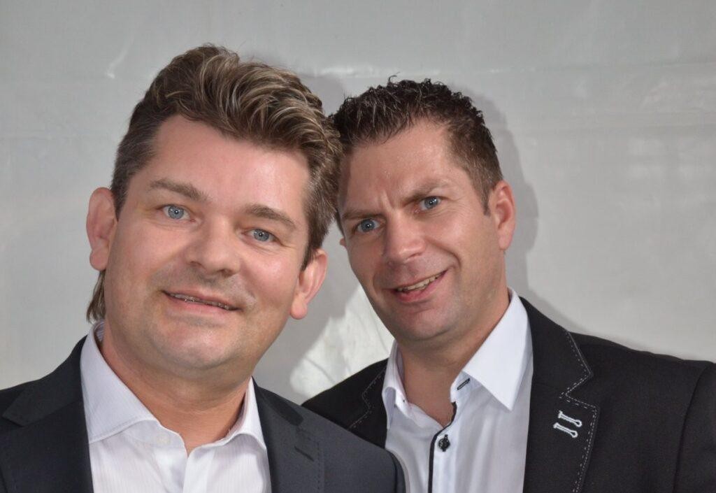 Ryszard Warot, klawiszowiec zespołu Akcent, grający na scenie podczas koncertu disco polo, oświetlony reflektorami, z widownią w tle.
