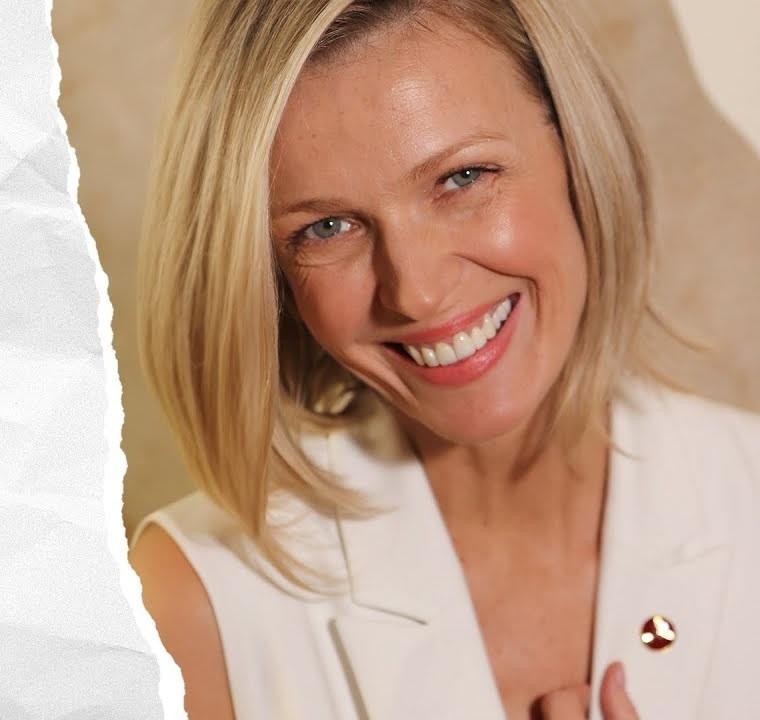 Magda Mołek w eleganckim stroju, w dynamicznej pozie na scenie, symbolizującej jej wszechstronność i udział w programie tanecznym.
