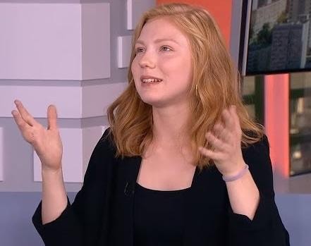 Edyta Torhan w dynamicznej pozie na scenie teatralnej lub planie filmowym, z intensywnym wyrazem twarzy.