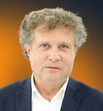 Jacek Karnowski podczas uprawiania sportów wodnych, ukazujący jego pasję do żeglarstwa i zaangażowanie w sopocki WOPR.