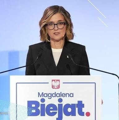 Magdalena Biejat przemawiająca z pasją na wiecu politycznym, symbolizująca jej zaangażowanie w sprawy społeczne.