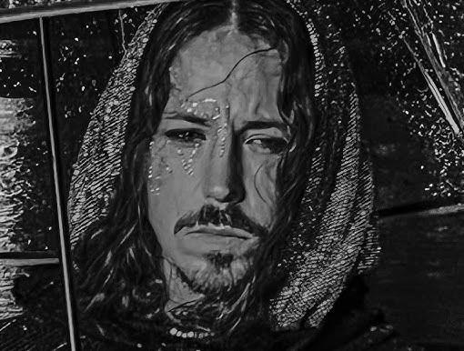 Michał Szpak w zbliżeniu podczas występu na żywo, z intensywnym wyrazem twarzy, prezentujący swój charakterystyczny makijaż i fryzurę.