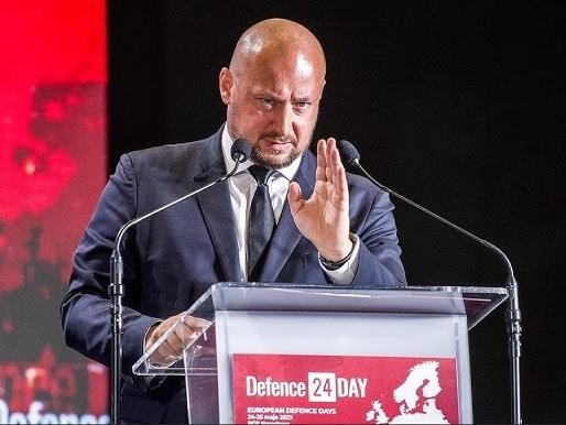 Jacek Zdzisław Siewiera w otoczeniu medycznym lub wojskowym, symbolizującym jego rolę jako lekarza i podpułkownika Wojska Polskiego.